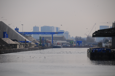 903915 Gezicht op het Uraniumkanaal te Utrecht, met op de achtergrond de kraan van de Container Terminal Utrecht (CTU, ...